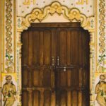घर के मुख्य द्वार पर जरूर रखें ये 4 मांगलिक वस्तुएं: वास्तु दोष दूर कर लाती हैं सुख-समृद्धि
